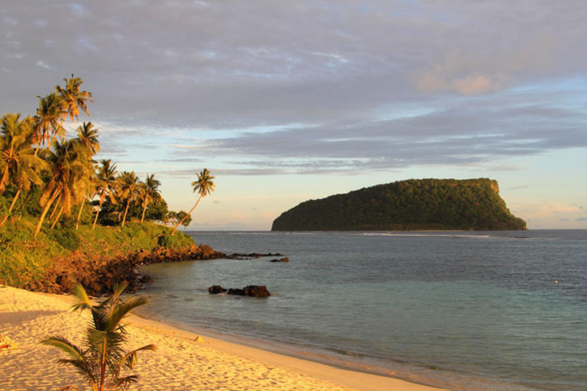 Piaszczyste plaże na Samoa Widok na plażę na wyspach Samowa