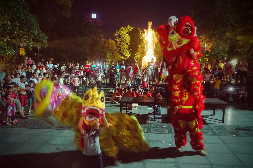 Smoczy tancerze z Hanoi Tancerze ubrani w smocze stroje w Hanoi