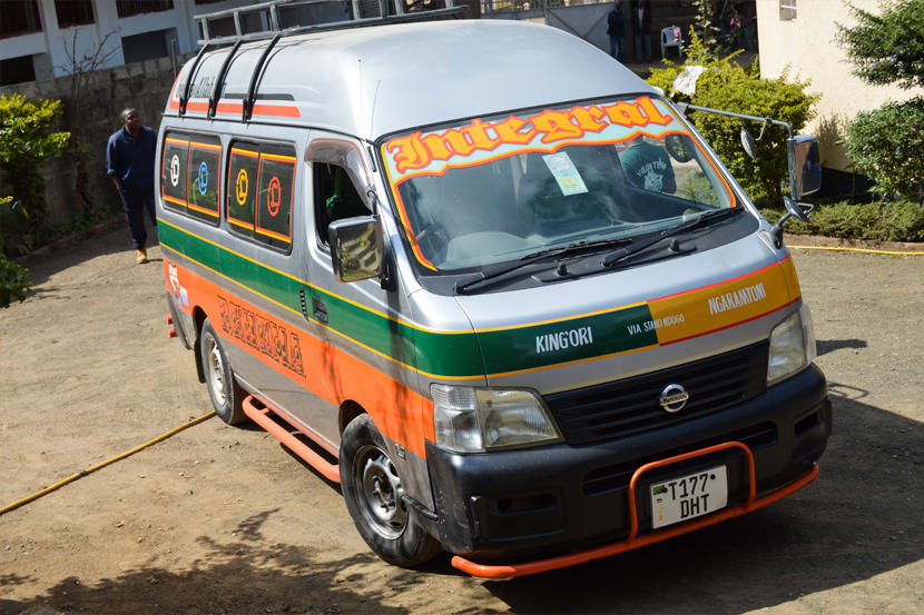 Taksówka minibus w Arucha (Tanzania) Kolorowy samochód taksówki z Aruscha w Tanzanii